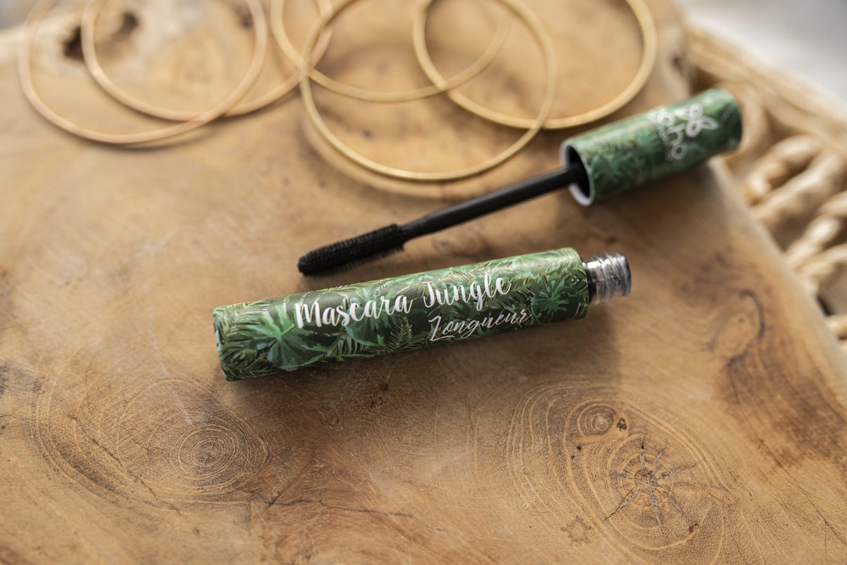 Řasenka Boho Green Jungle Length v zeleném pouzdru s kartáčkem na dřevěném prkénku