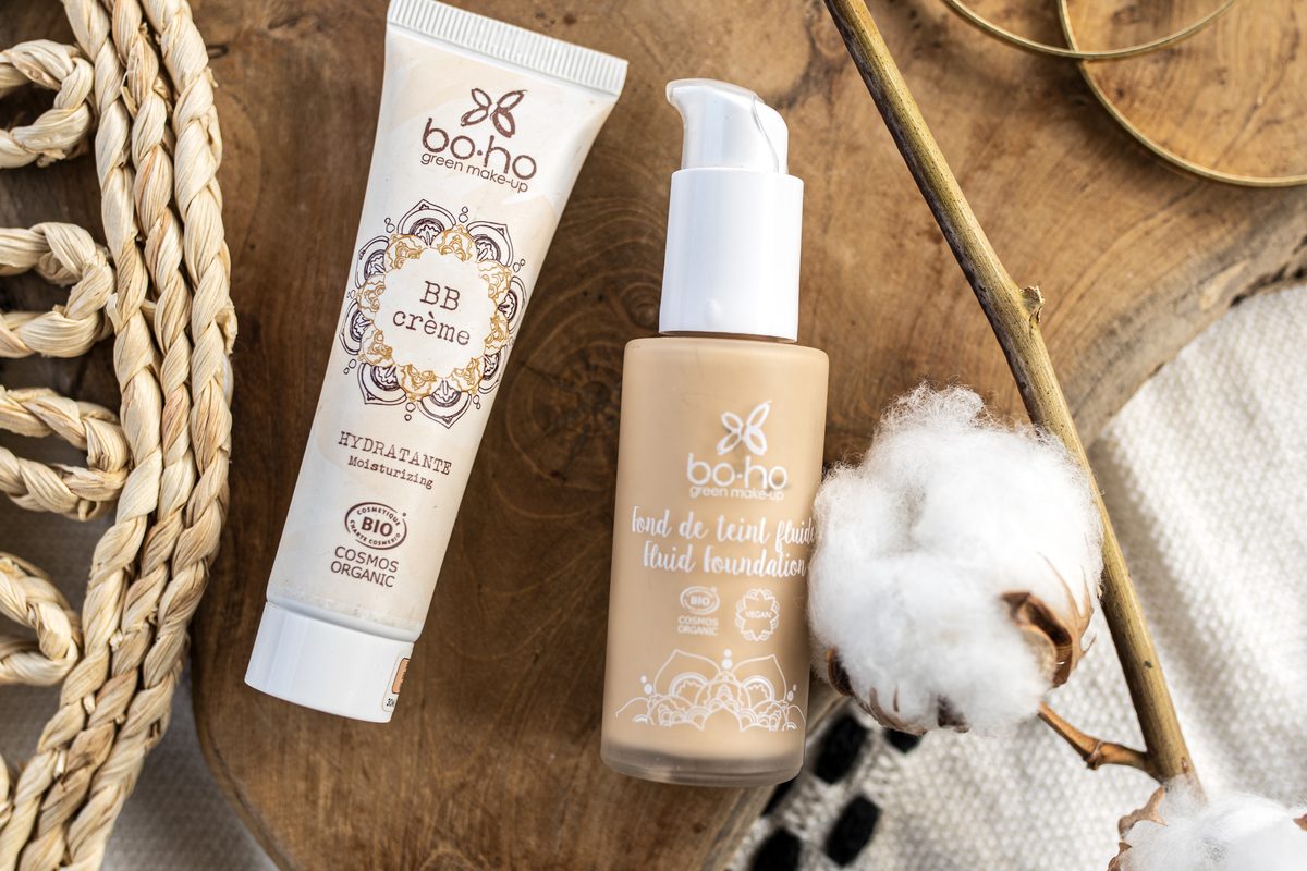 BB krém Boho Green v bílé tubě na dřevěném podnosu s bavlníkem