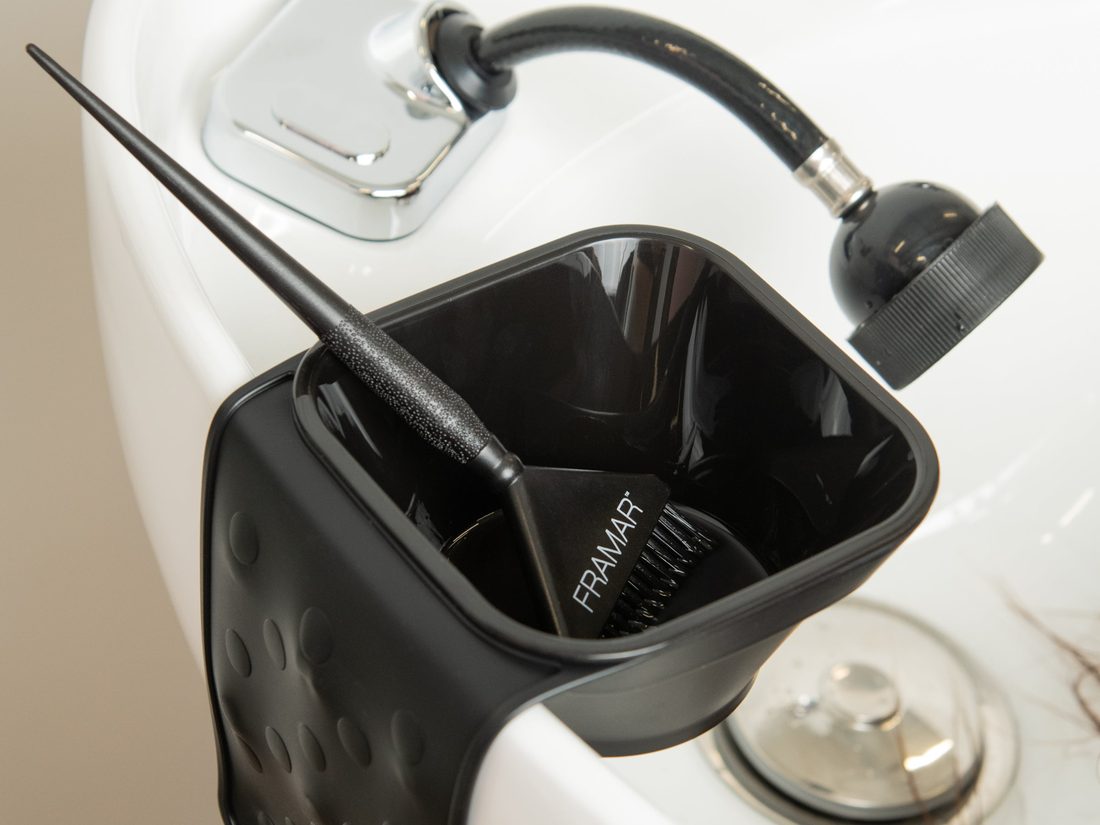 Barvicí miska Framar Toning Tub v držáku na mycím boxu