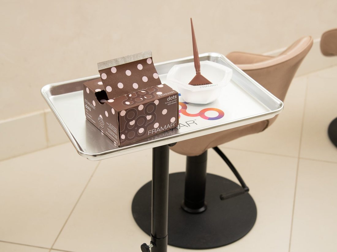 Pojízdný stolek Framar Creation Station s fólií a miskou u křesla