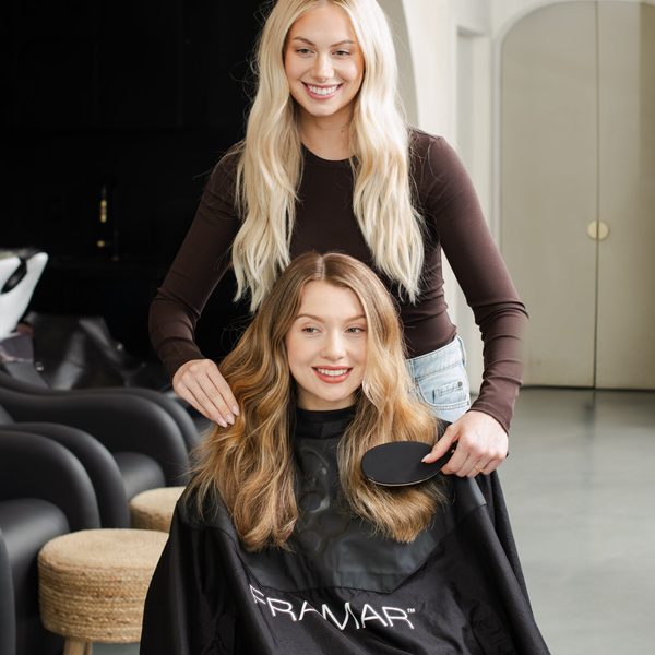 Klientka s kartáčem Detangle Black to the Future v salonu