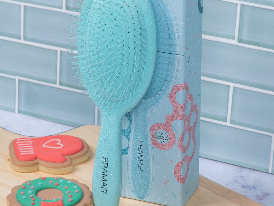 Třpytivý tyrkysový kartáč Framar Detangle Sprinkle s krabičkou a perníčky