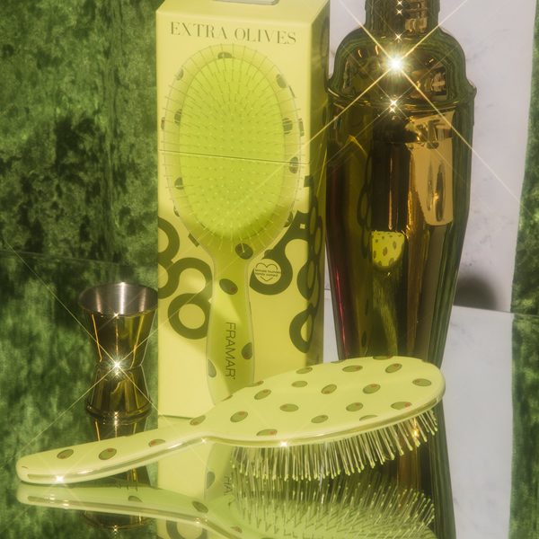 Kartáč Extra Olives s krabičkou na barovém stolku