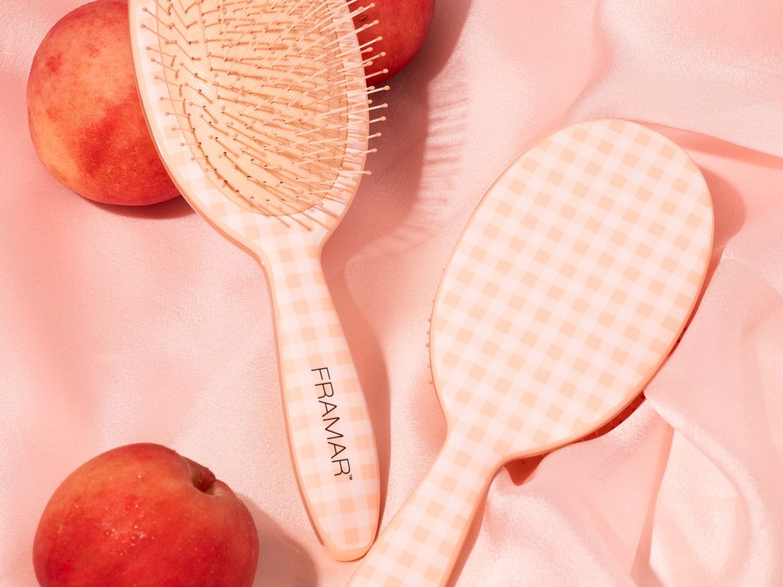 Kartáč Framar Detangle Belle s kostičkou z kolekce Peach Please zepředu i zezadu