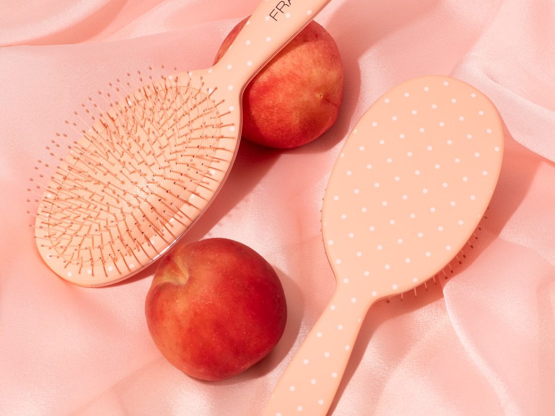 Kartáč Framar Detangle Dottie s puntíky z kolekce Peach Please zepředu i zezadu