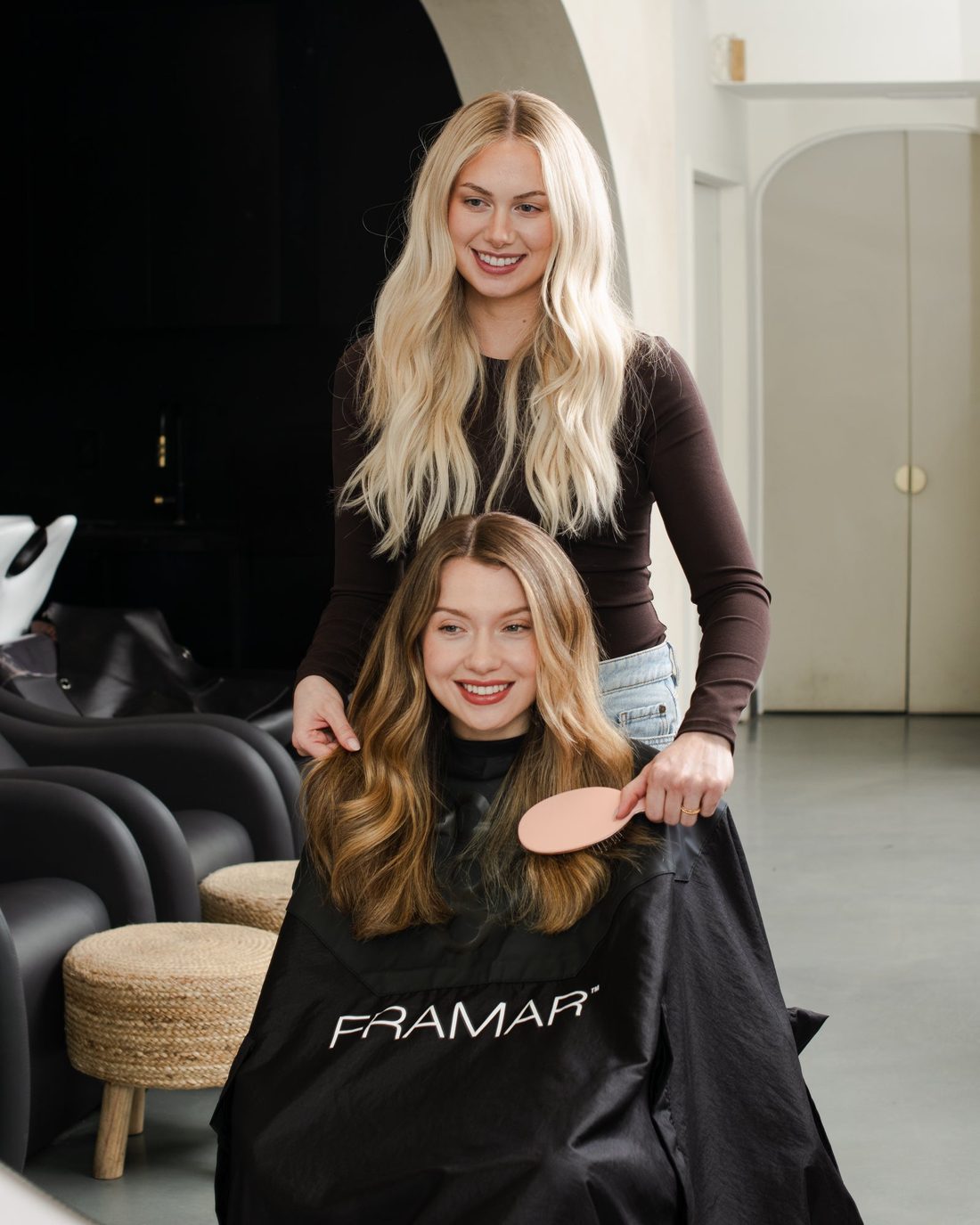 Kadeřnice s klientkou a kartáčem Champagne Mami v salonu