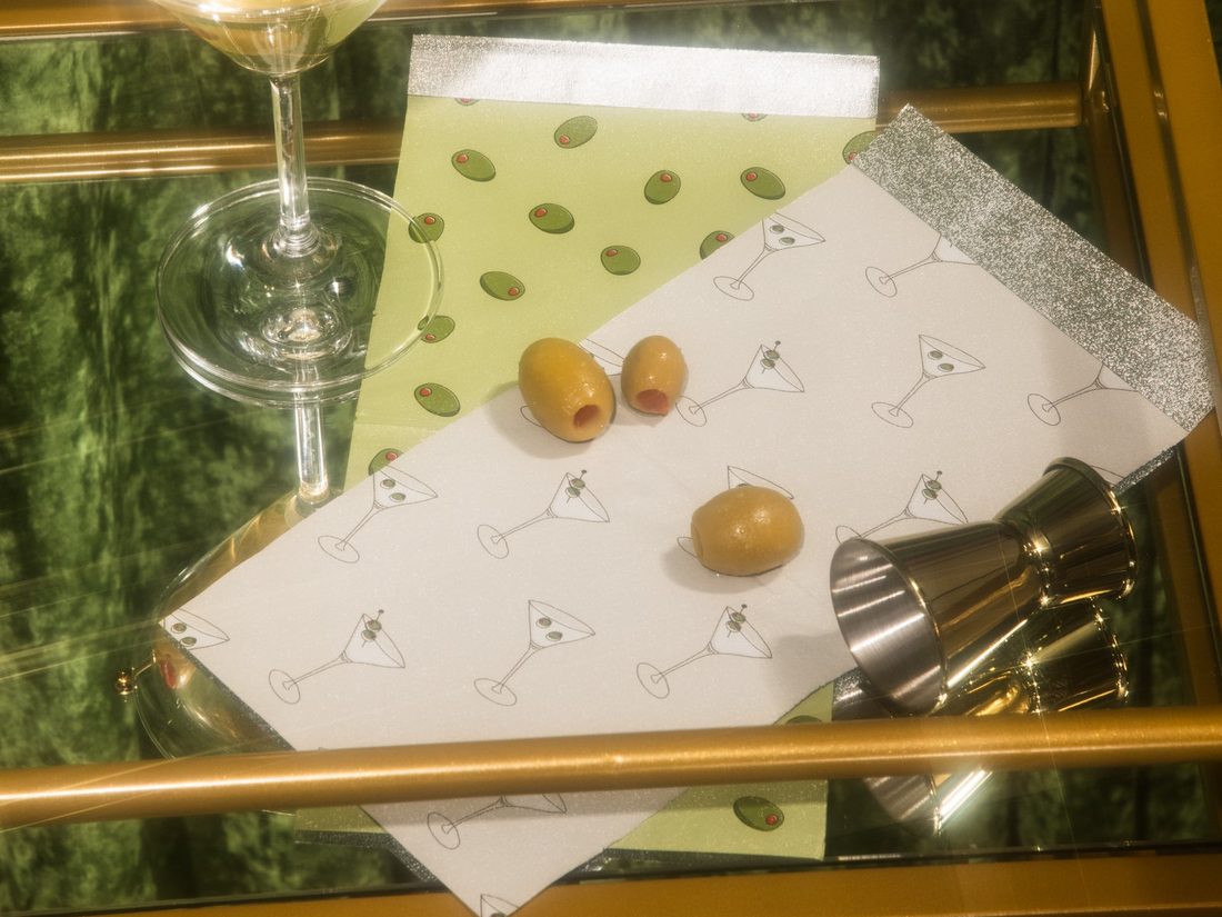 Listy fólie Framar Extra Dirty se vzory martini a olivy