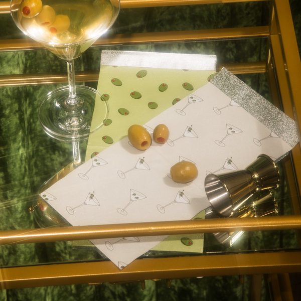 Dva vzory listů Extra Dirty: martini a olivy