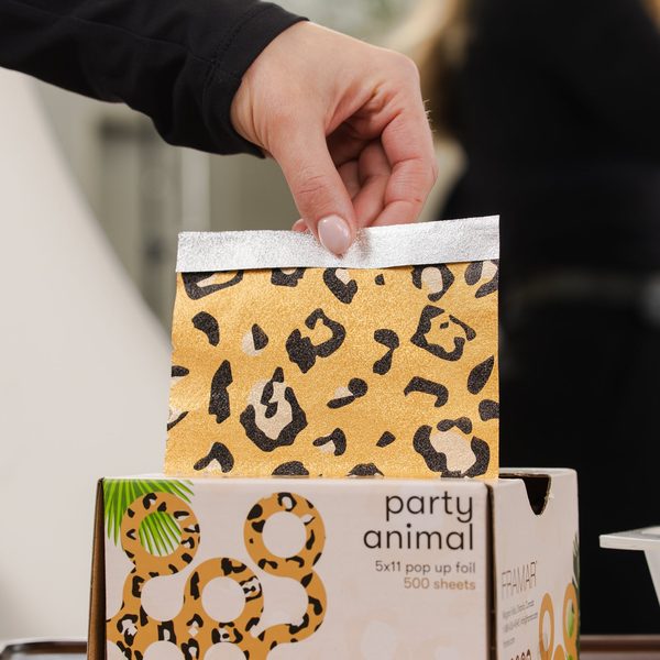 Vytahování leopardího listu Party Animal z krabice