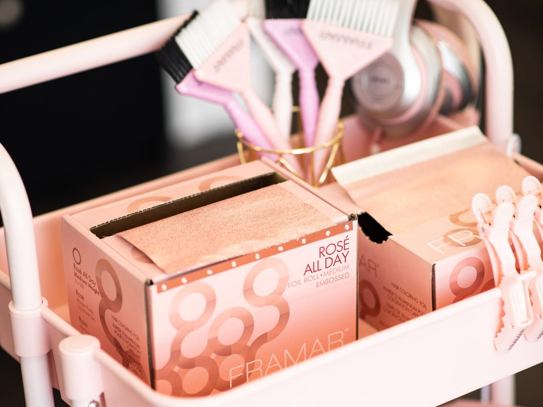Krabice fólie Framar Rose All Day na salonním vozíku