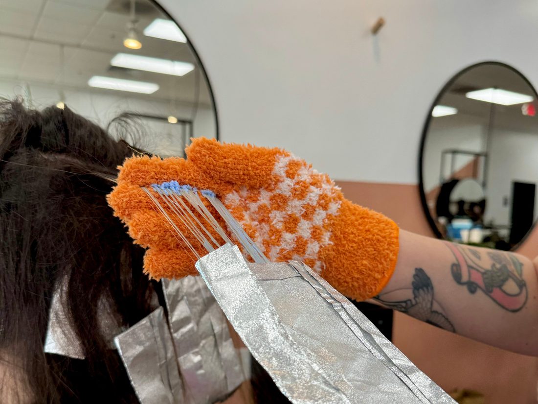 Melírovací rukavice Framar Spritz při práci s fólií