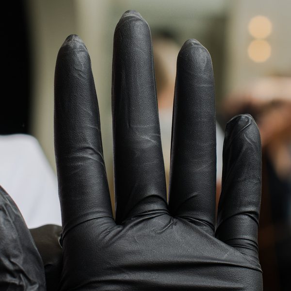 Černá rukavice Midnight Mitts na ruce