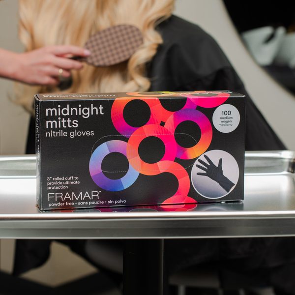 Krabice Midnight Mitts na tácu v salonu