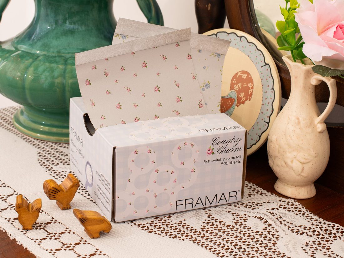 Krabice listů Framar Country Charm na starožitném stolku