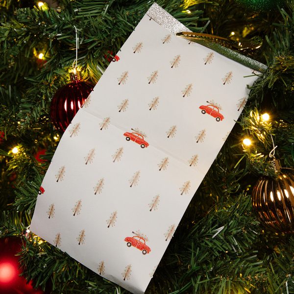 List Holly Days se stromečky pod vánočním stromkem
