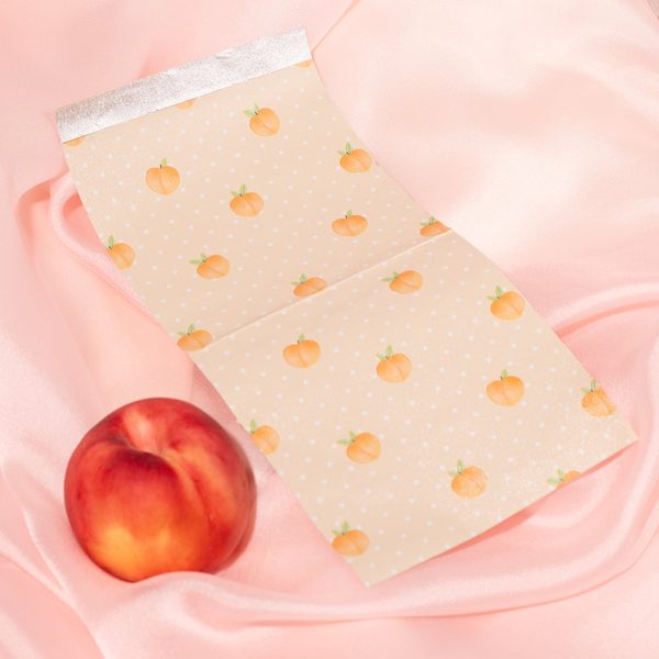 List Peach Please s broskvemi a puntíky