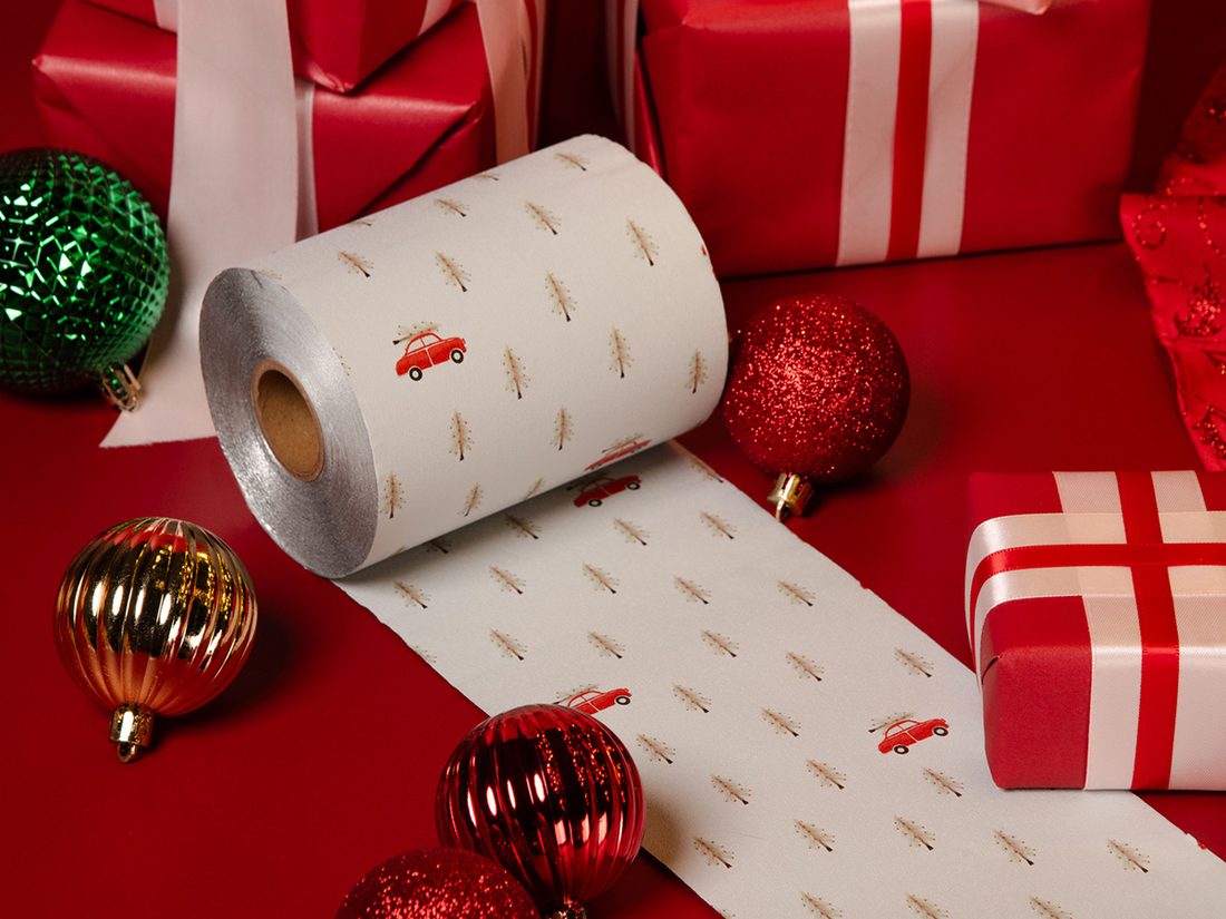 Role fólie Framar Holly Days rozvinutá mezi dárky