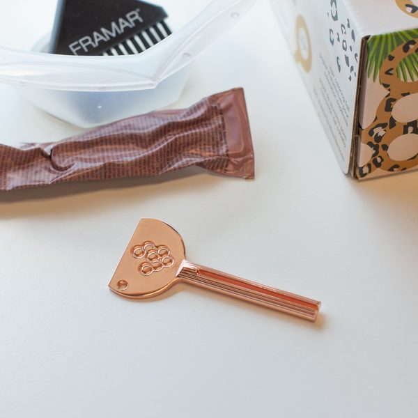 Vytlačovač Rose Gold vedle tuby