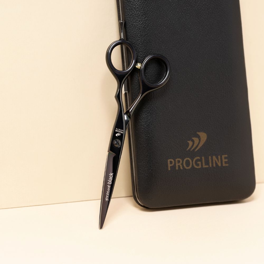 Černé ofsetové kadeřnické nůžky Progline Procut Black 5,5″ opřené o pouzdro