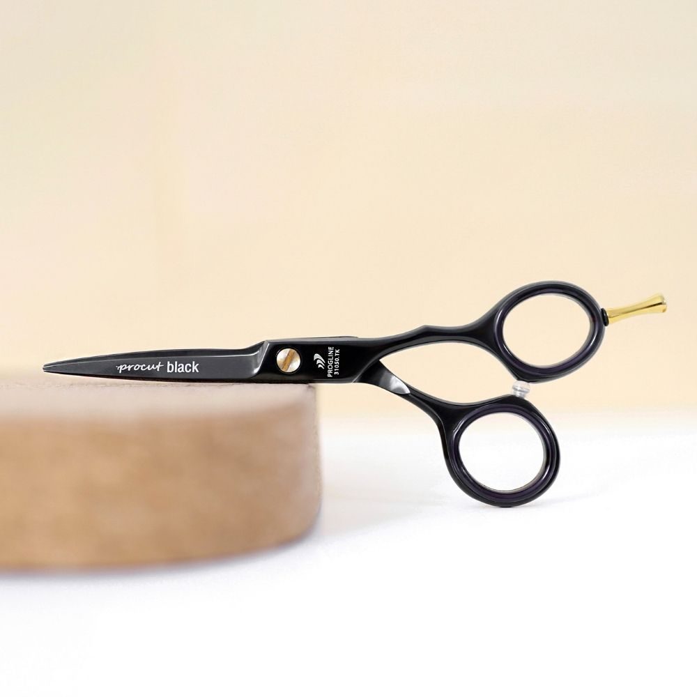 Malé černé kadeřnické nůžky Progline Procut Black 5″ se zlatou opěrkou