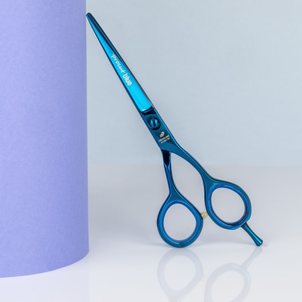 Lehké modré kadeřnické nůžky Progline Procut Blue 6″ Slim na fialovém pozadí