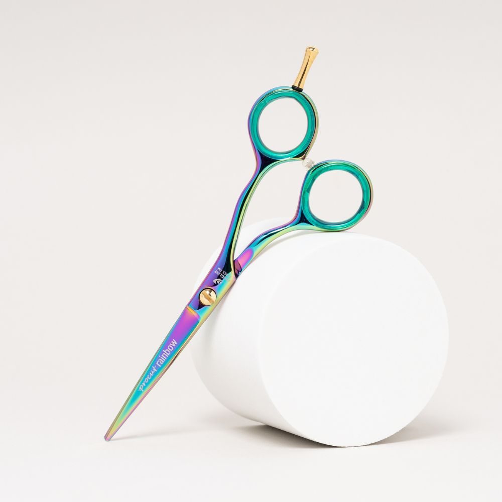 Lehké duhové kadeřnické nůžky Progline Procut Rainbow 5,5″ Slim na bílém podstavci