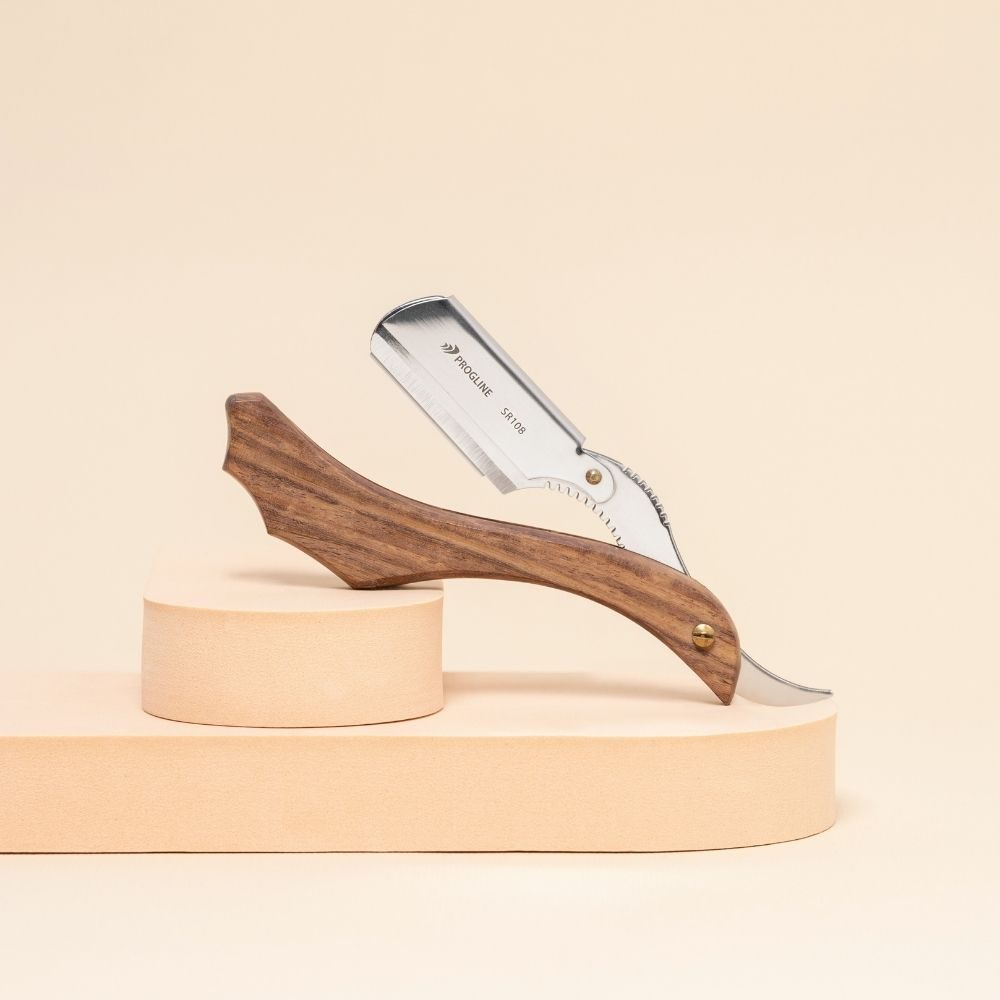 Břitva Progline Razor Wooden SR108 s dřevěnou rukojetí na béžovém podstavci